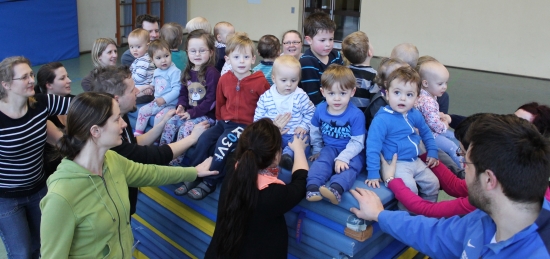 Eltern- u. Kindturnen von ca. 9 Monaten bis 3 Jahren